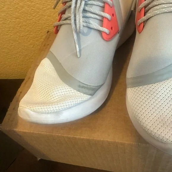 Nike Women’s Shoes in Gray and Red - Picture 4 of 6